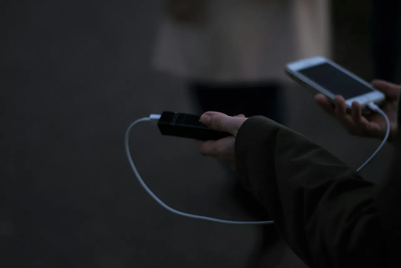 As 5 melhores power banks que podem voar com você no avião (regras da ANAC 2026)