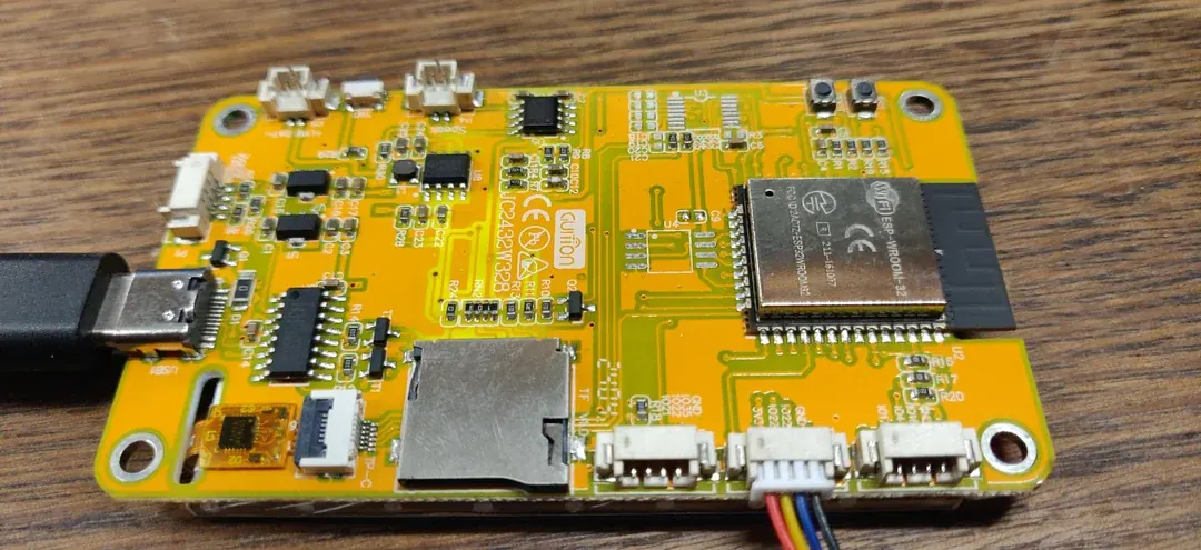 ESP32 CYD (Cheap Yellow Display): o guia completo da plaquinha de US$12 — do projeto mais simples ao mais extremo